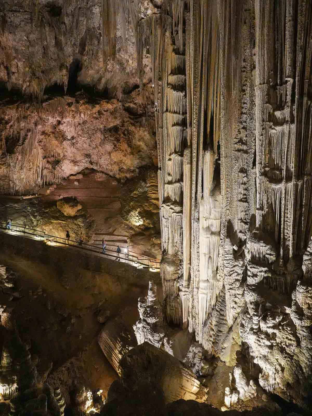 Estalactitas en las cuevas de Nerja.