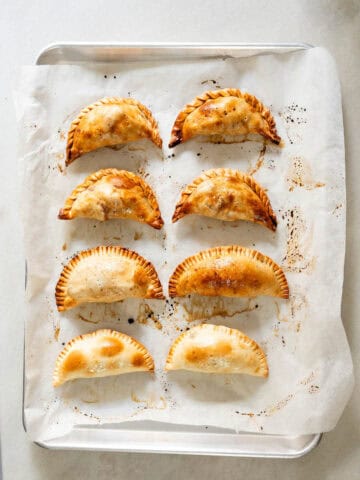 empanadas acabadas de salir del horno, bien doradas.