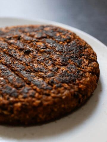 Primer plano de la hamburguesa de frijoles negros cocida en una sartén.