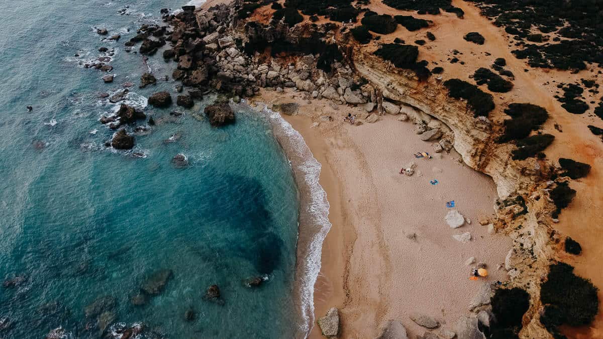 Vista aérea de las Calas de Roche, mostrando una cala aislada con una playa de arena.