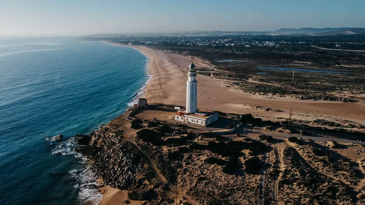 Faro de Trafalgar con la vista de la playa detrás.