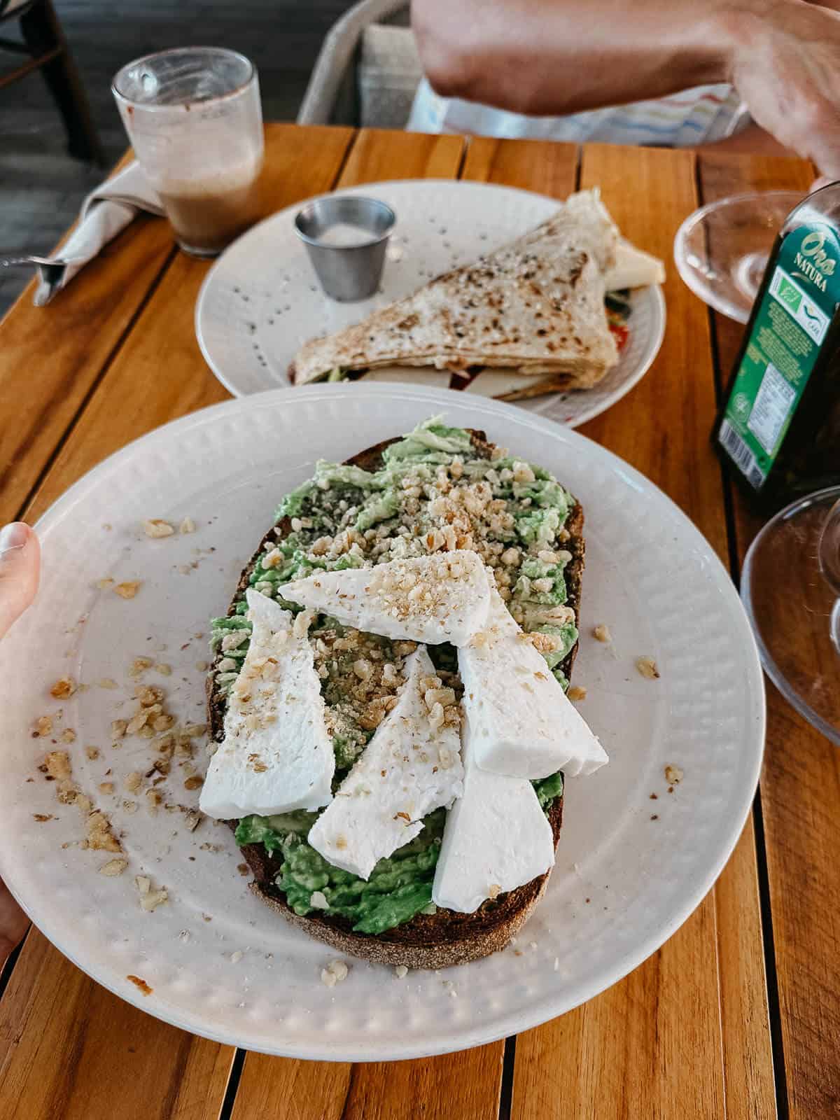 Tostada de aguacate y crepe marroquí servidos para el brunch en el restaurante Wanaka, Tarifa.