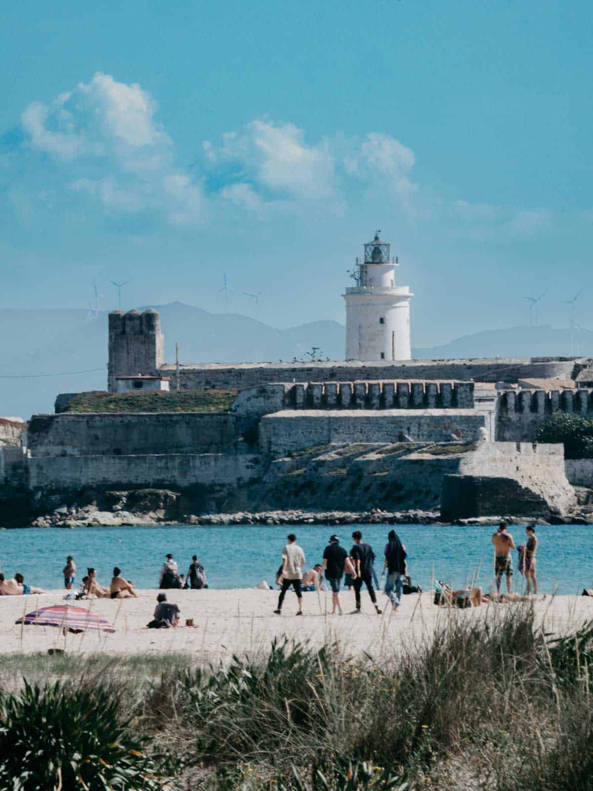 Playa de la Caleta en la ciudad de Cádiz.