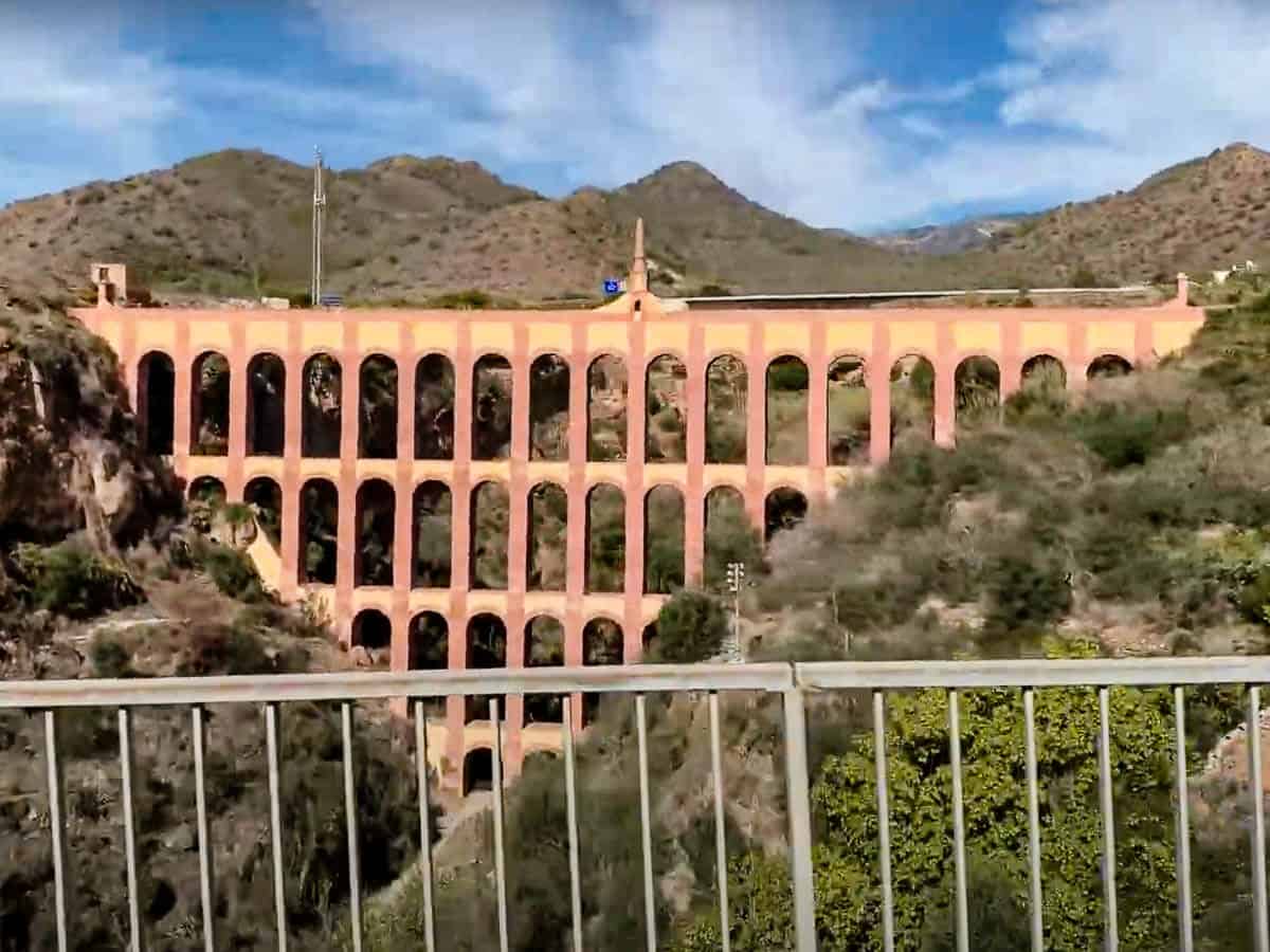 Vista frontal del Acueducto del Águila.