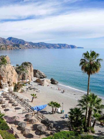 Vista desde la playa junto al Balcón de Europa en Nerja.