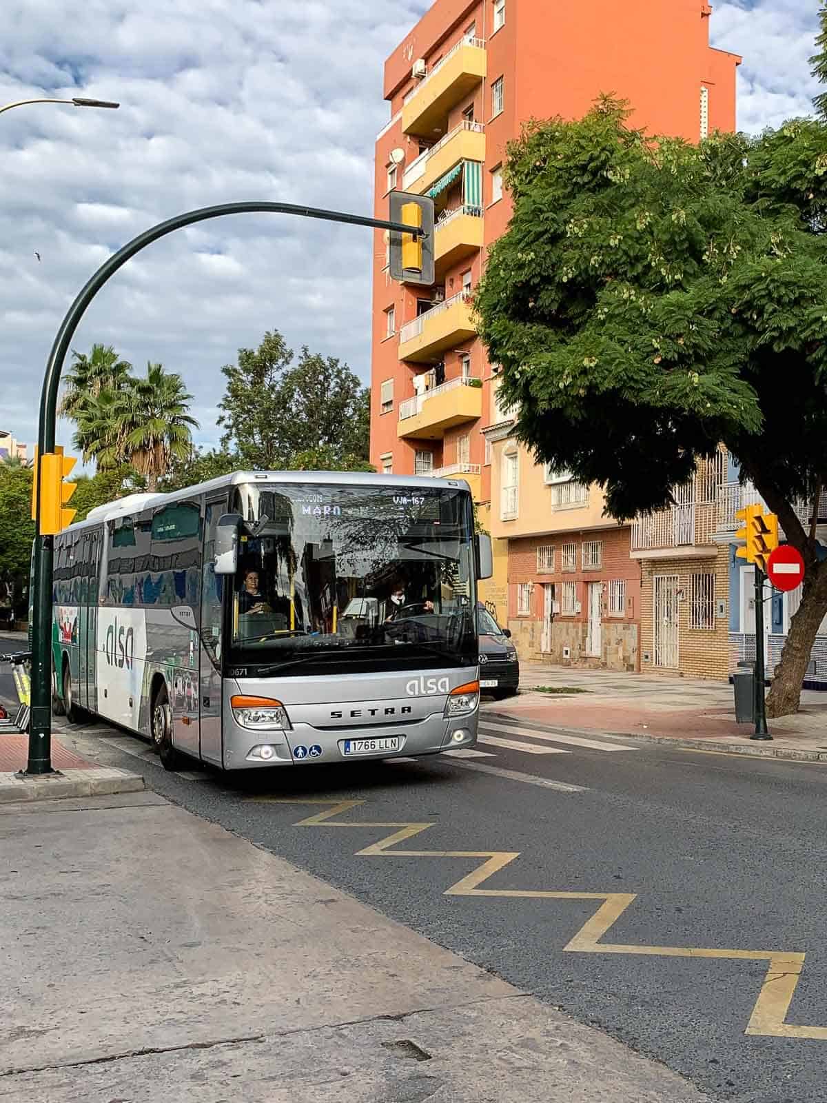 ALSA llegando a una estación de autobuses.