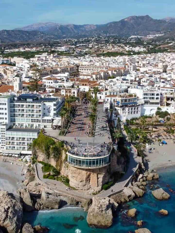 vista aérea del Balcón de Europa en Nerja.