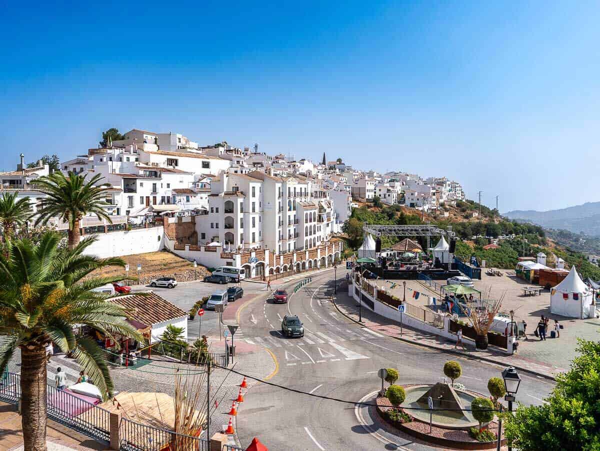 Vista de un conjunto de casas blancas tradicionales de Frigiliana, mostrando la arquitectura típica del pueblo.