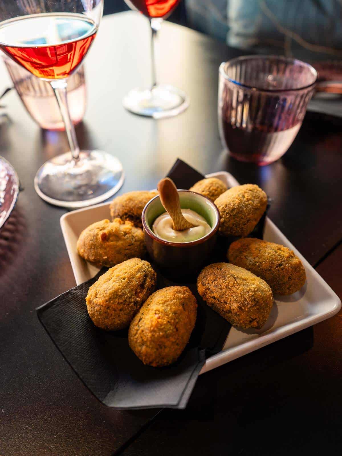 croquetas vegetarianas servidas como tapeo en el restaurante.