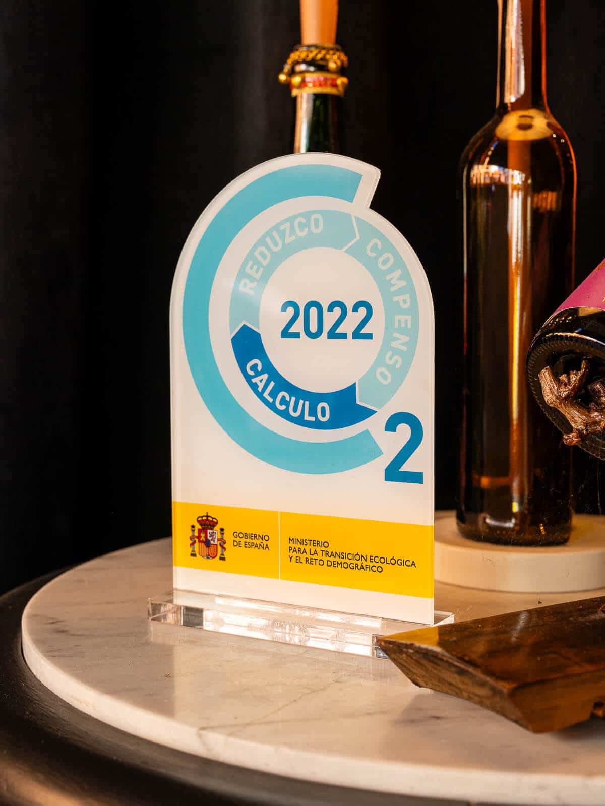 Premio en mostrador de la vinoteca: Certificación "Ciclo 2 - 2022", destacando las prácticas sostenibles de Vinoteca Con Pasión.