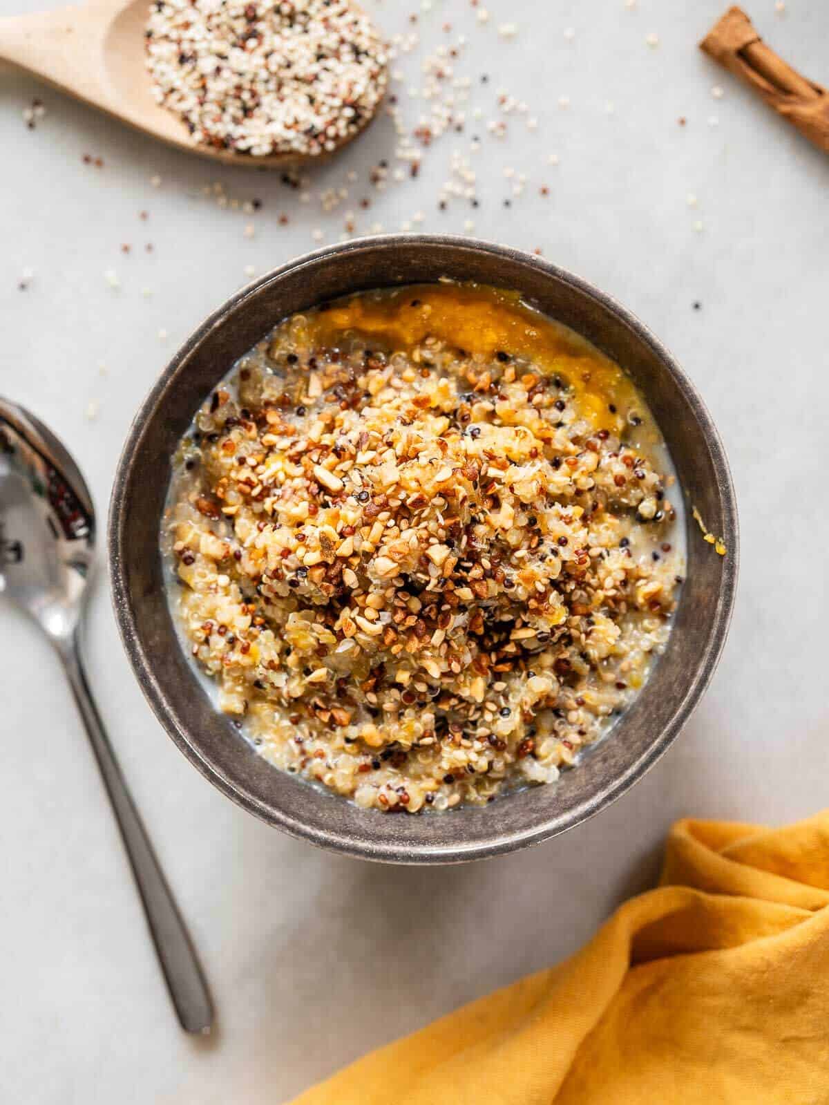 bol servido con desayuno de quinoa y calabaza.