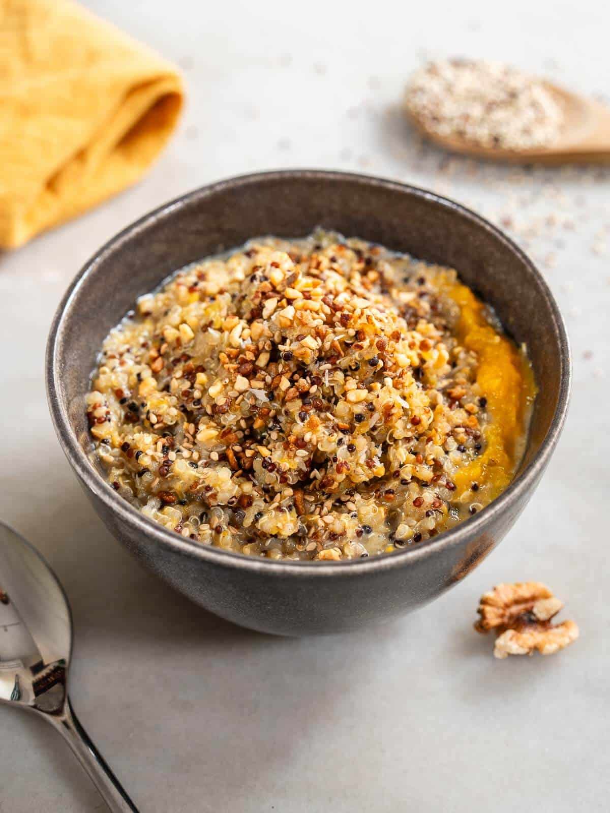 bol servido con desayuno de quinoa y calabaza.