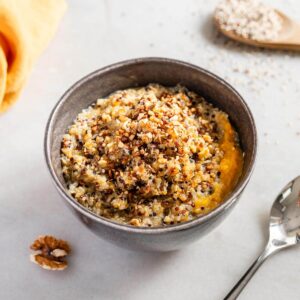 bol servido con desayuno de quinoa y calabaza.