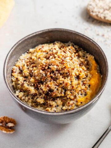 bol servido con desayuno de quinoa y calabaza.