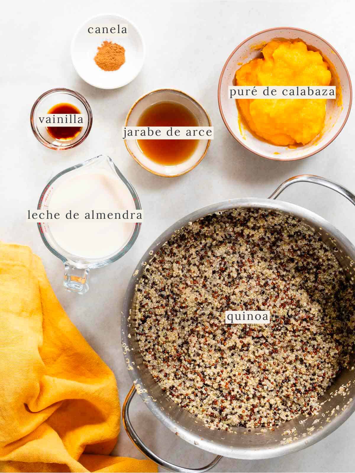 ingredientes para hacer desayuino de calabaza, porcionados y etiquetados.