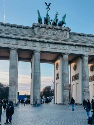 Puerta de Brandeburgo en Berlín. Uno de los monumentos más emblemáticos de la ciudad, perfecto para explorar su historia.