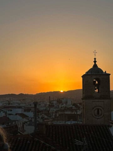 atardecer en Málaga visto desde una de las terrazas de un bar.