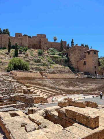 Teatro Romano de Málaga: Ruinas antiguas bien conservadas junto a la ladera de la Alcazaba.