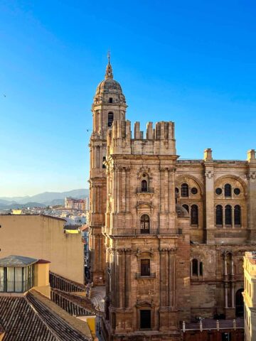 Detalle de arquitectura histórica: Fachada de la Catedral de Málaga, también conocida como "La Manquita".