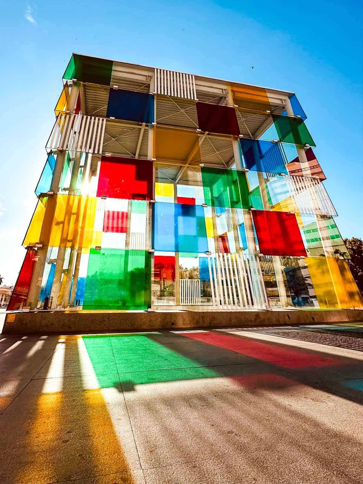 Cubo colorido del Museo Pompidou: Estructura de vidrio multicolor en el Muelle Uno, un icono cultural de la ciudad.