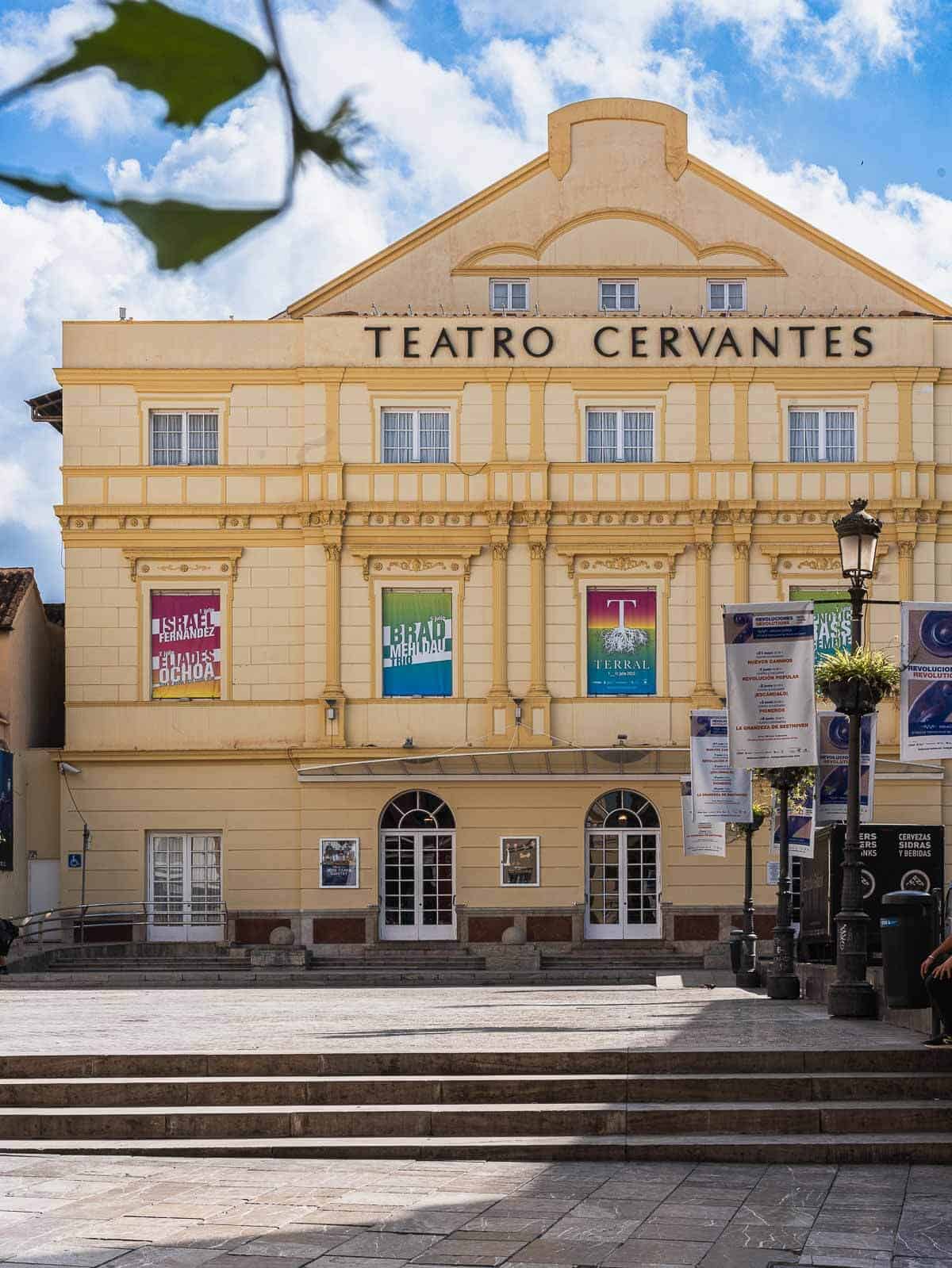 Teatro Cervantes de Málaga: Fachada del histórico teatro Cervantes, un punto de encuentro cultural.