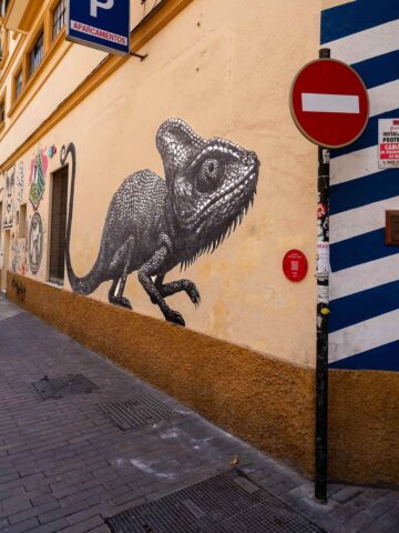 Arte urbano en el Soho de Málaga: Mural de un camaleón en blanco y negro en el barrio del Soho, una zona revitalizada de la ciudad.