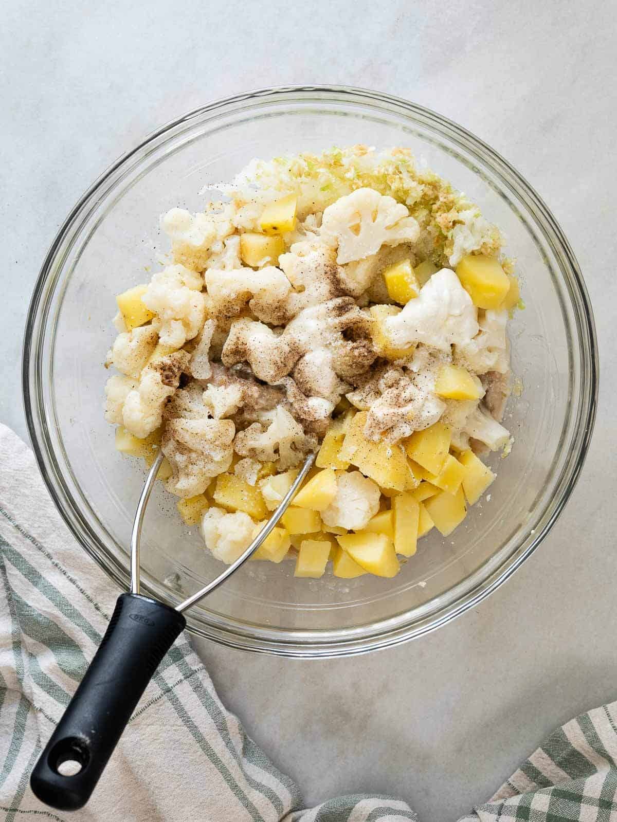 ingredientes de ensalada de coliflor, papas y frijoles listos para mezclar.