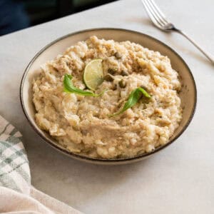 primer plano de Ensalada de Coliflor y Papas Vegana Alta en Proteina, ideal para una comida saludable.