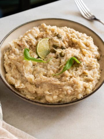 primer plano de Ensalada de Coliflor y Papas Vegana Alta en Proteina, ideal para una comida saludable.