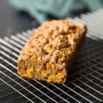 Pastel de choclo vegano enfriándose sobre una rejilla metálica, con una textura dorada y granulada en el exterior.