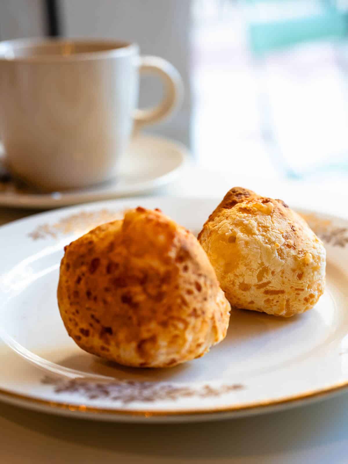 dos bolitas chipá en Nina, café de especialidad.