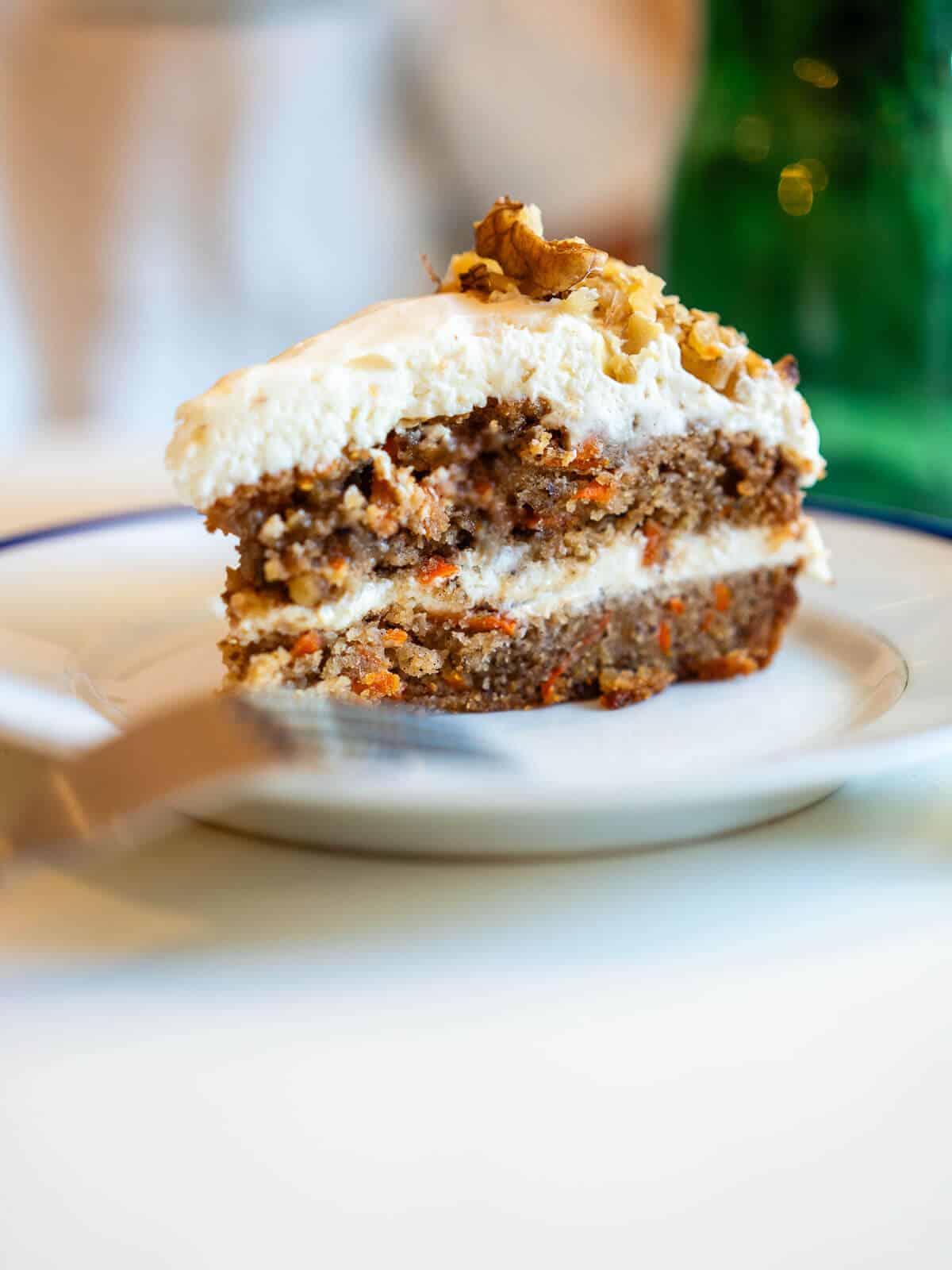 porción de tarta de zanahoria húmeda con glaseado de queso Filadelfia.