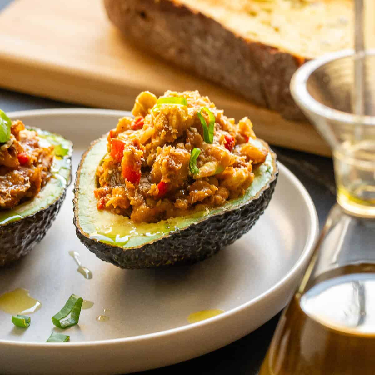 Aguacate relleno decorado con hierbas frescas y un chorrito de aceite de oliva.