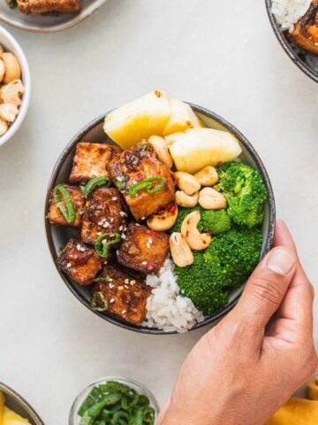 bowl con alimentos con proteínas vegetales como tofu con frutos secos.