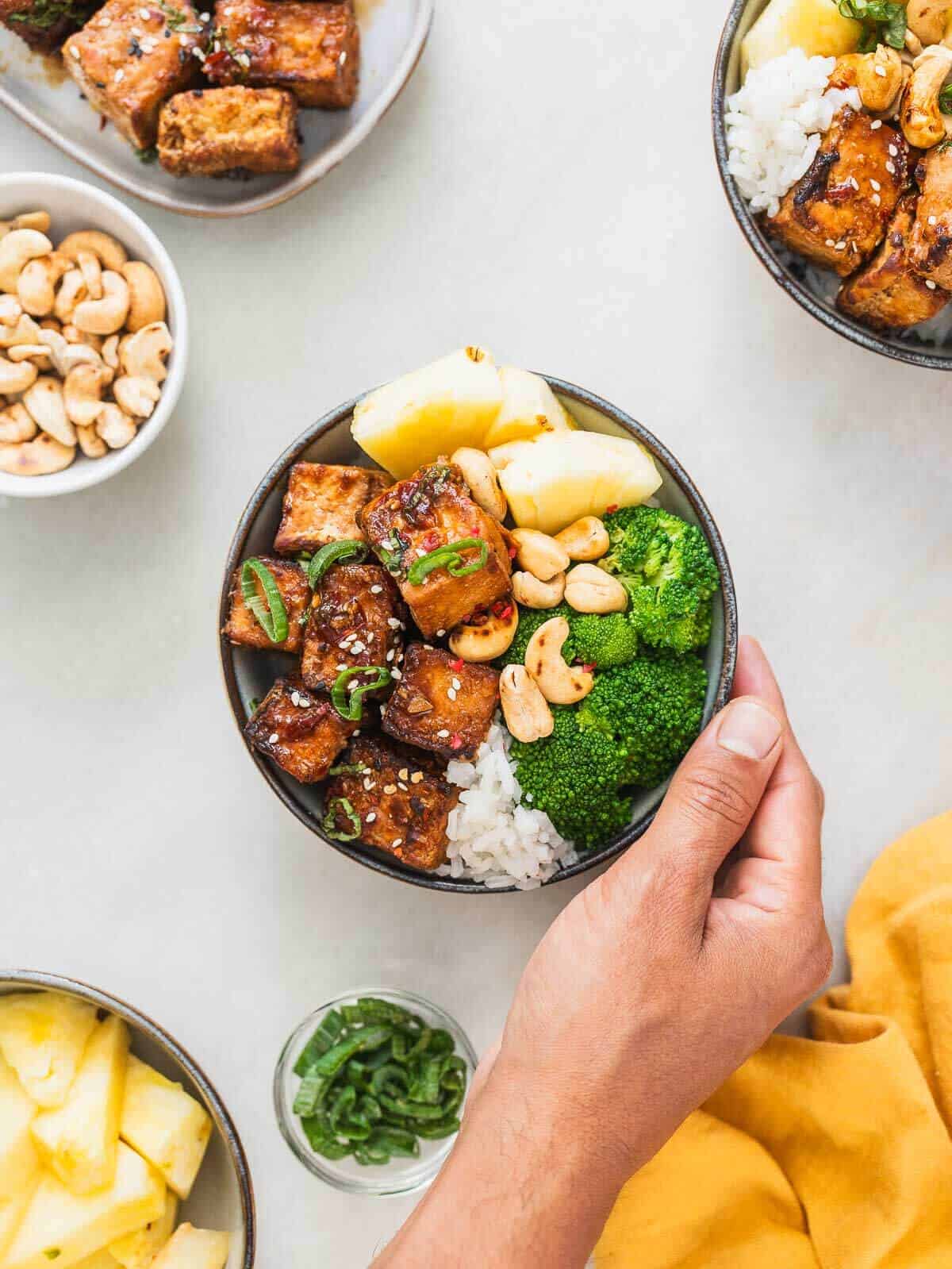 bowl con alimentos con proteínas vegetales como tofu con frutos secos.