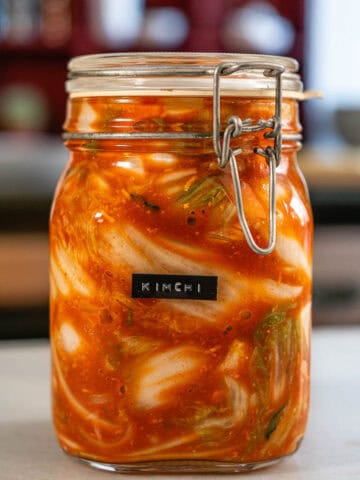 receta de Kimchi vegano fermentado en tarro de vidrio, receta coreana con col china, gochugaru y especias naturales.