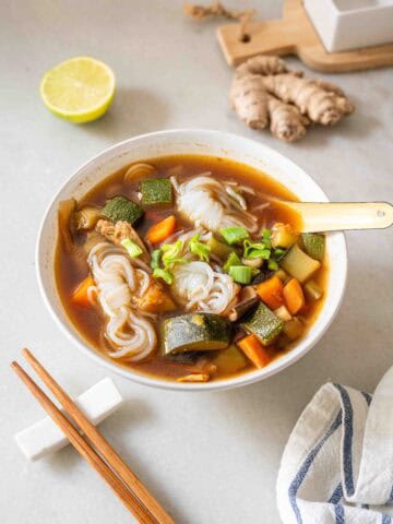 sopa miso con Fideos de konjac.