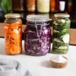 vegetales fermentados en salmuera en frascos de cristal con zanahoria, col y calabacín.