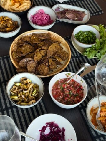 ingredientes para tacos en una mesa.
