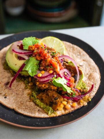 Taco vegano con seitán, aguacate, cebolla encurtida y pico de gallo fresco como topping.