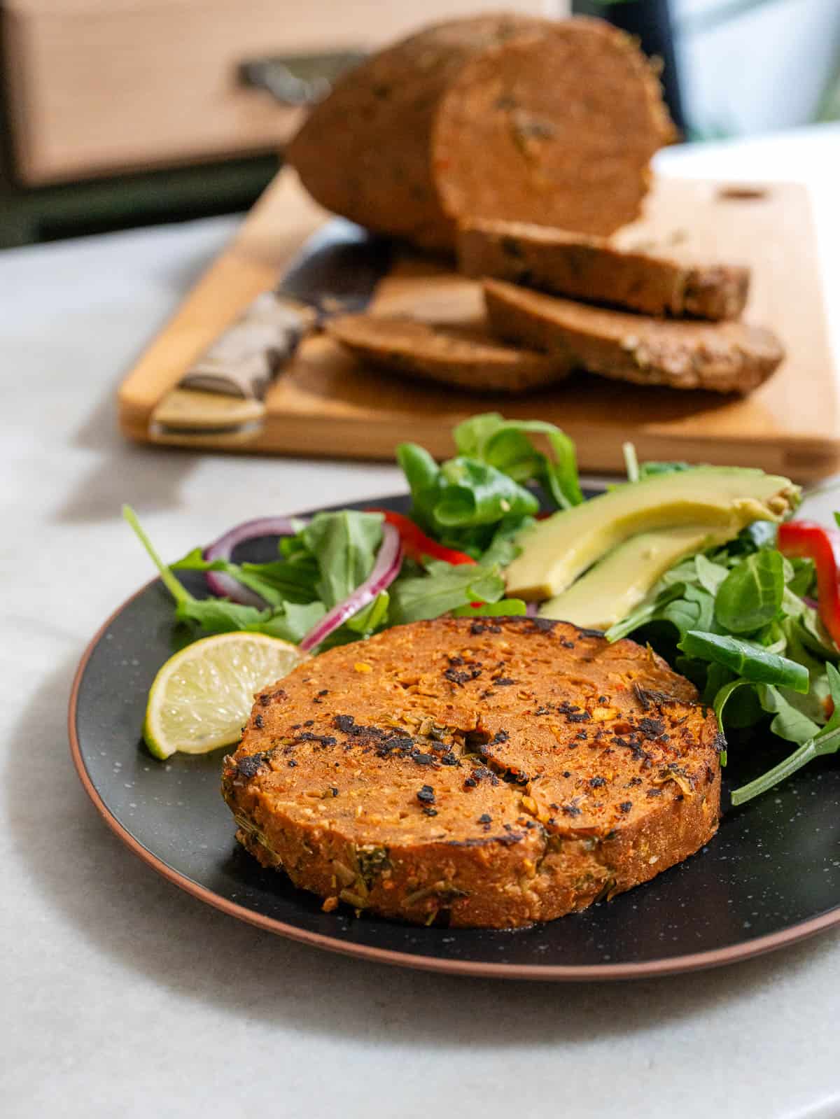 Filete de seitán casero a la plancha acompañado de ensalada fresca con aguacate, lima y hojas verdes. Receta vegana alta en proteína vegetal, perfecta como plato principal sin carne.