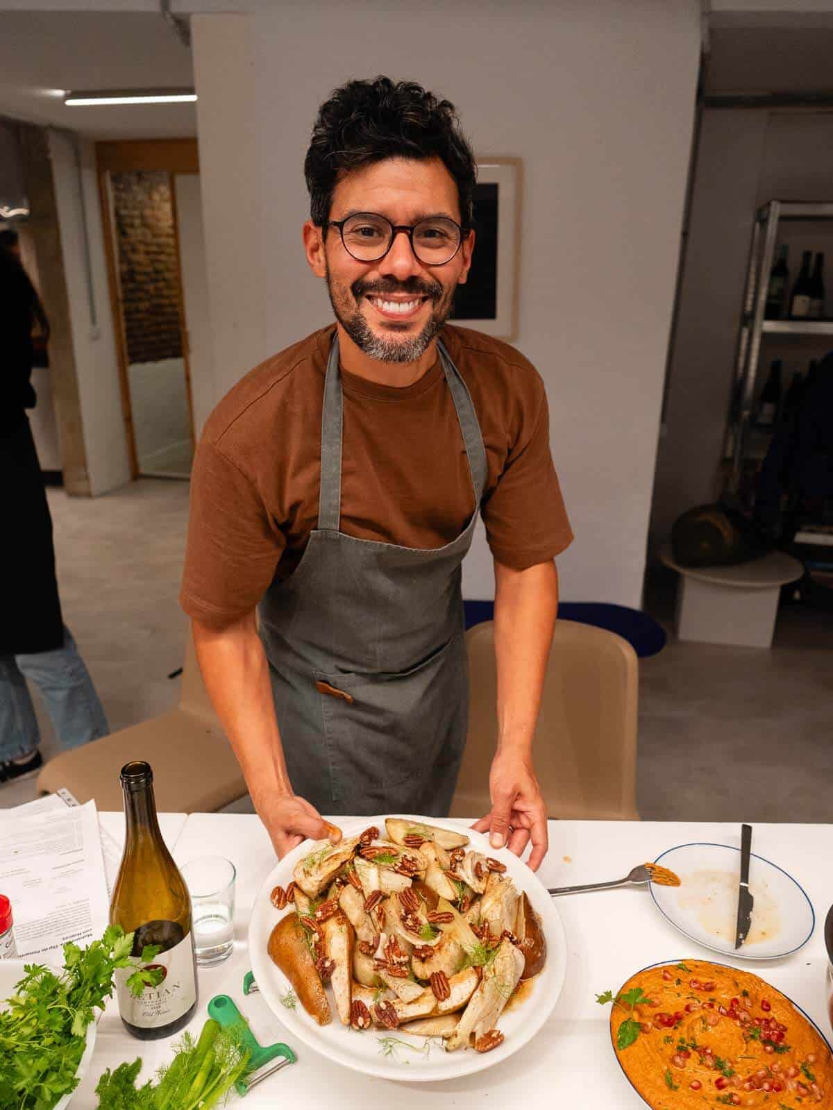 Plato con peras y nueces preparado en taller de cocina vegetal en Málaga