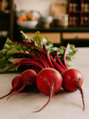 Remolacha fresca y jugo de remolacha saludable para smoothies nutritivos y recetas con vegetales.