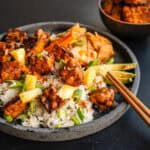 Plato vegano con tempeh al horno crujiente, arroz jazmín, piña, aguacate y kimchi.