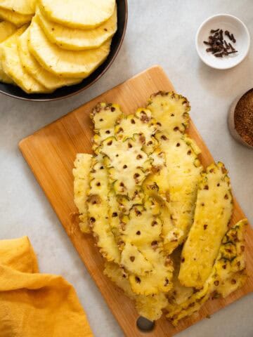 Cáscaras y rodajas de piña frescas listas para la receta tradicional de tepache casero.