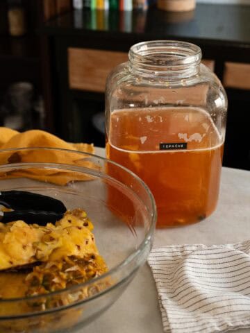 Colado de tepache casero en proceso de fermentación natural con piña.