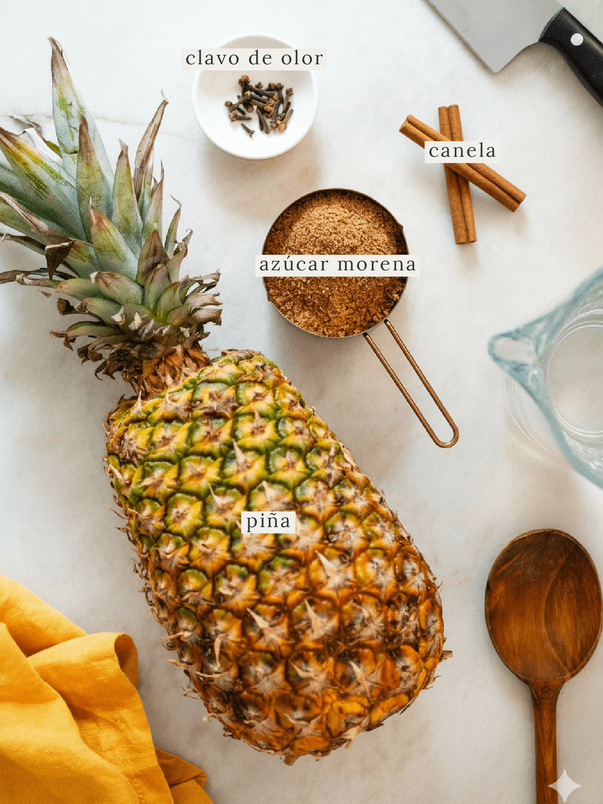 Ingredientes para preparar tepache casero con piña, azúcar morena, canela y clavos de olor.