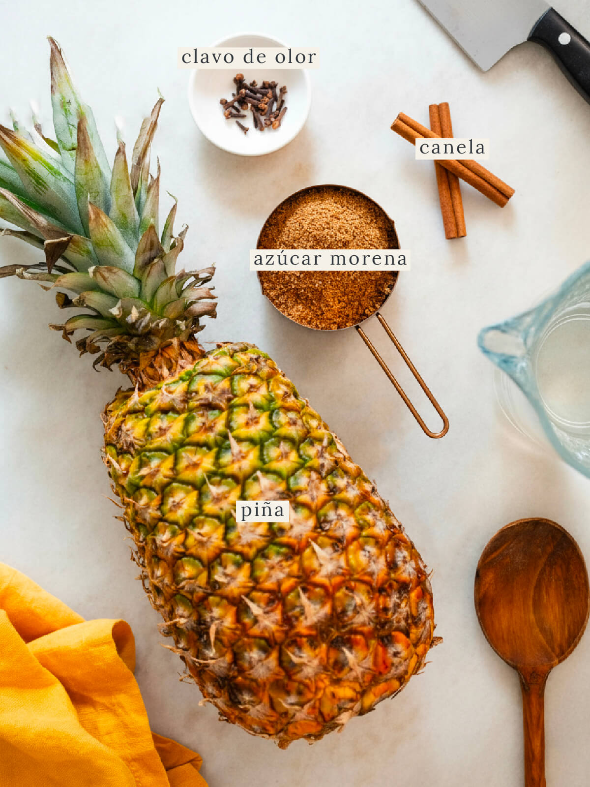 Ingredientes para preparar tepache casero con piña, azúcar morena, canela y clavos de olor.