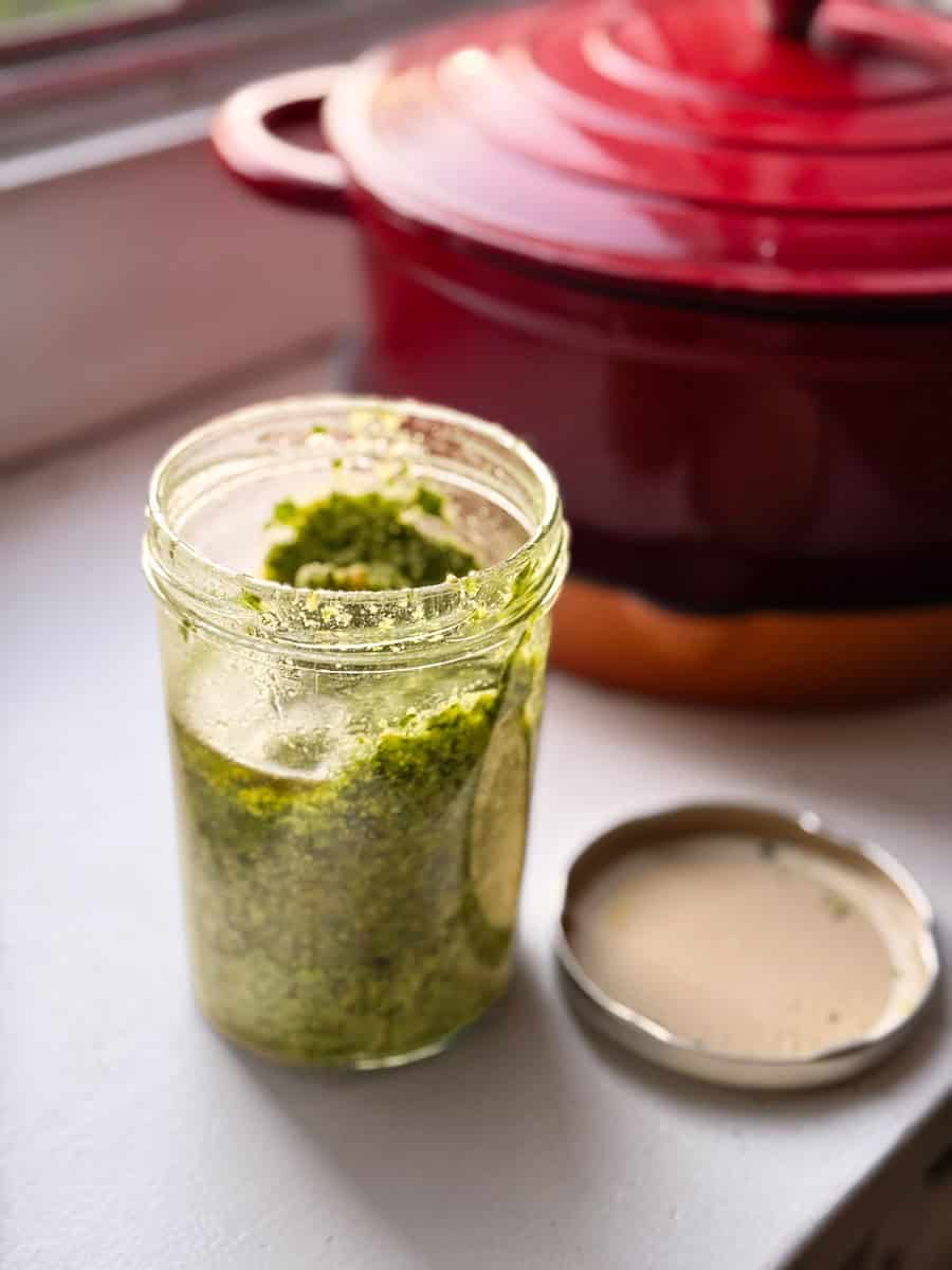 frasco de pesto de ajo silvestre casero listo para servir