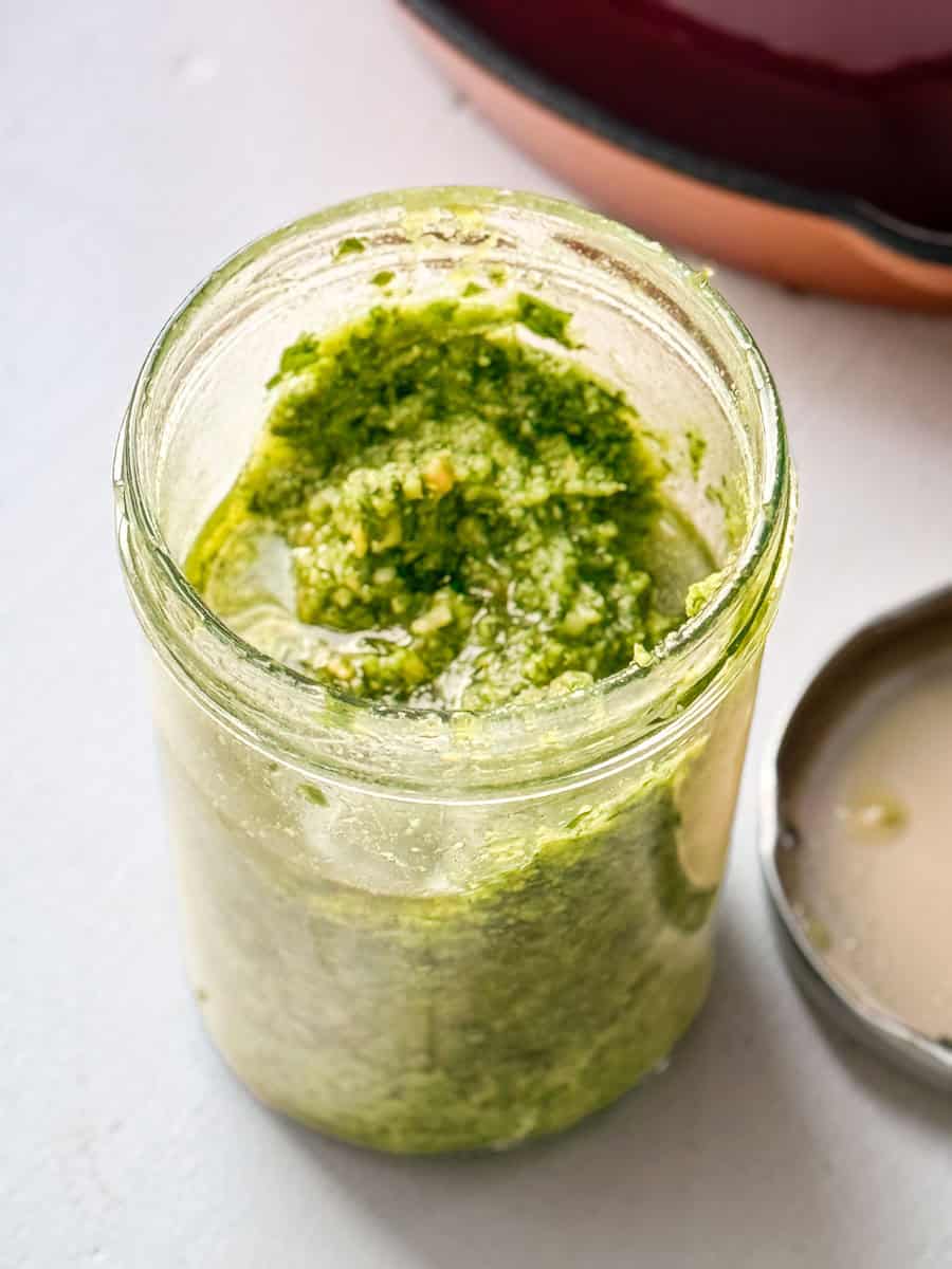 extura cremosa de pesto de ajo silvestre en frasco de vidrio